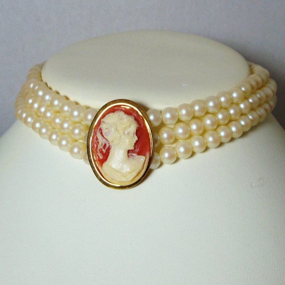 Cameo on Pearls Choker Necklace, 1980s Bondage, Bridal Pearls Adjustable